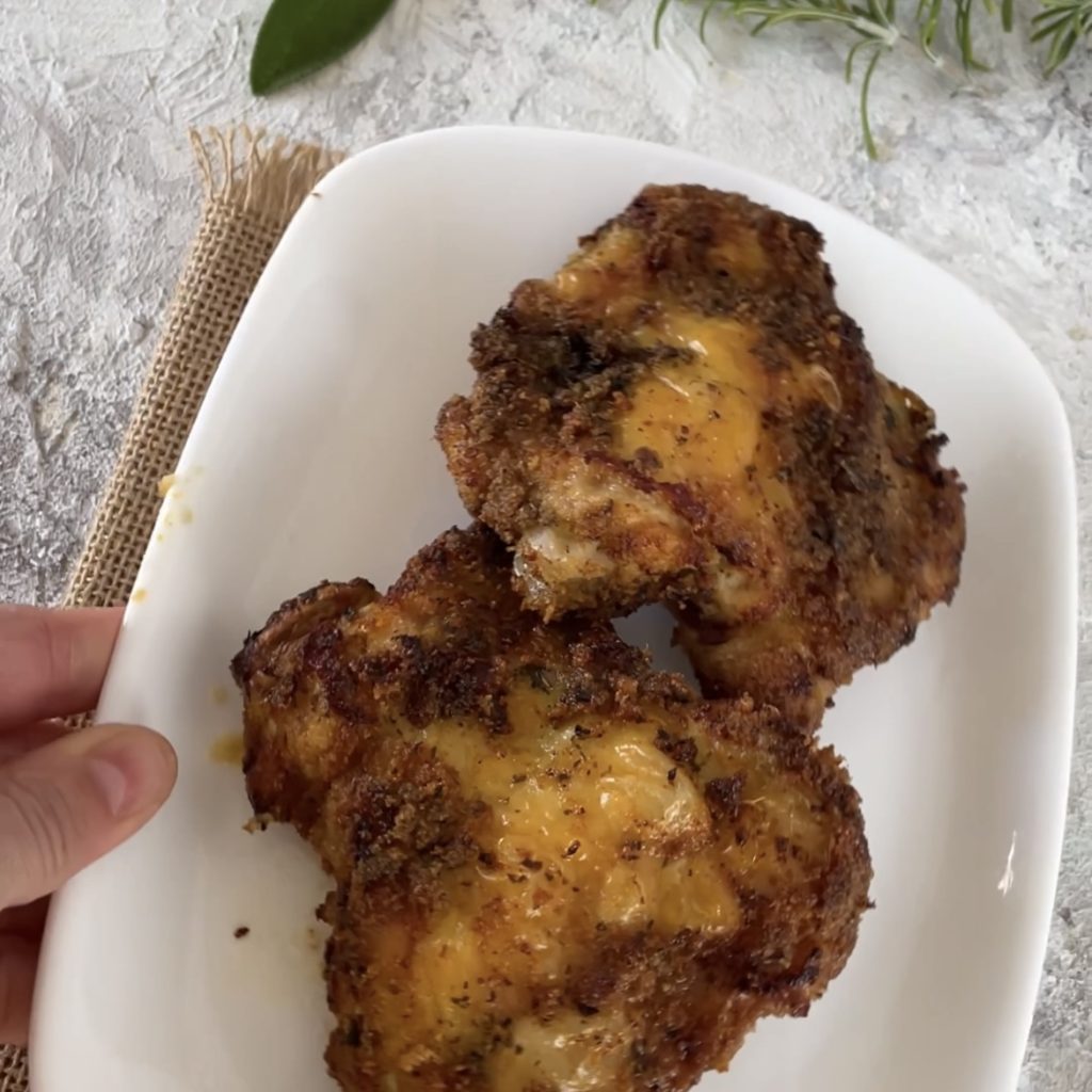 cuisses de poulet désossées dans la friteuse à air
