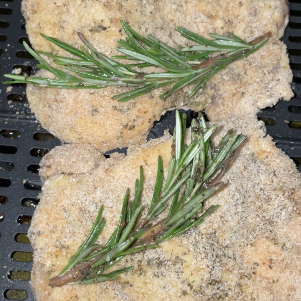 cuisses de poulet désossées dans la friteuse à air