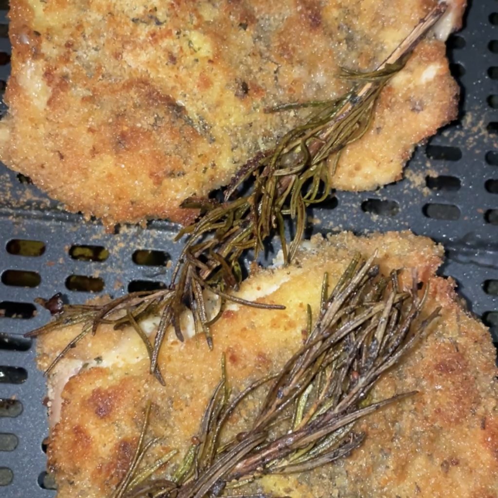 cuisses de poulet désossées dans la friteuse à air