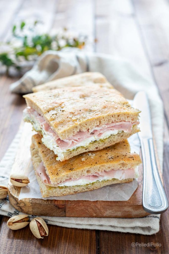 focaccia farcie à la mortadelle, stracciatella et pistaches