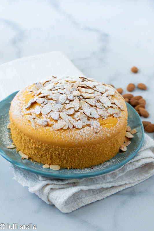 Gâteau à l'huile d'olive sans gluten, moelleux et haut, fait maison