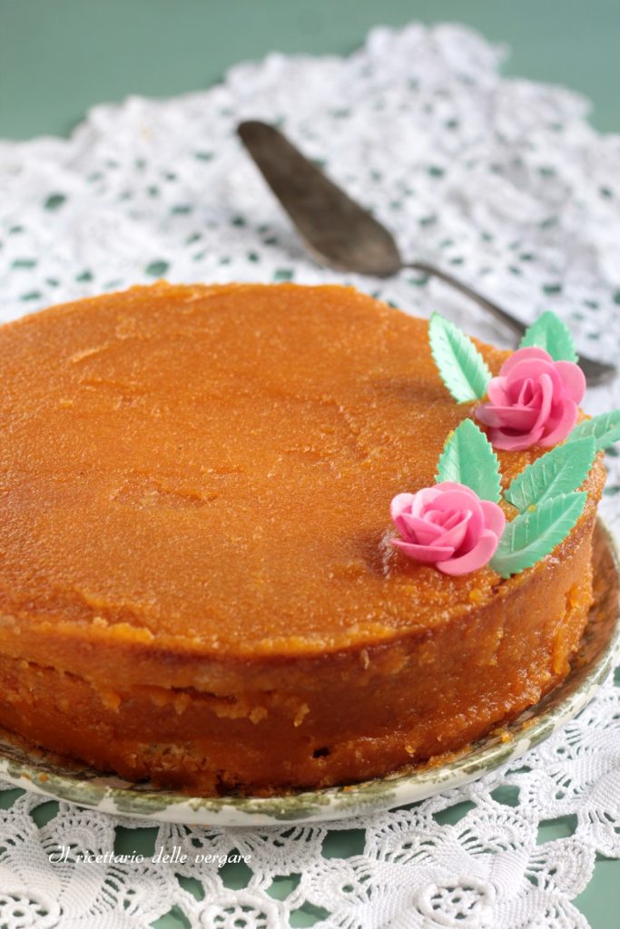 Gâteau Margherita «Nuage d'Ananas» haut et moelleux décoré de fleurs sur un plat de service