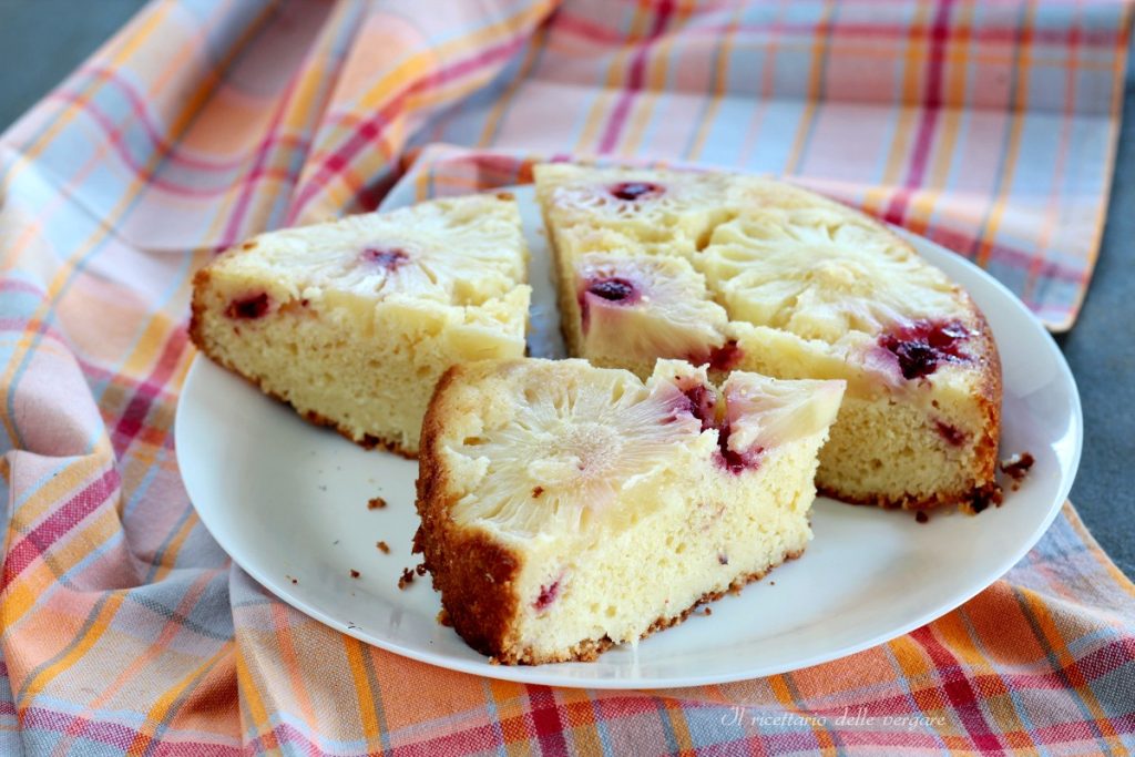 Tranches de gâteau renversé à l'ananas moelleux avec sirop et confiture