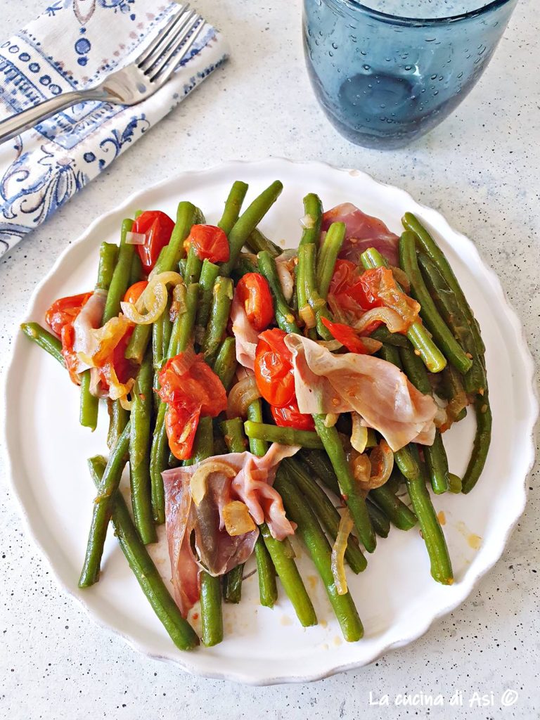 haricots verts sautés à la poêle avec tomates cerises et jambon cru