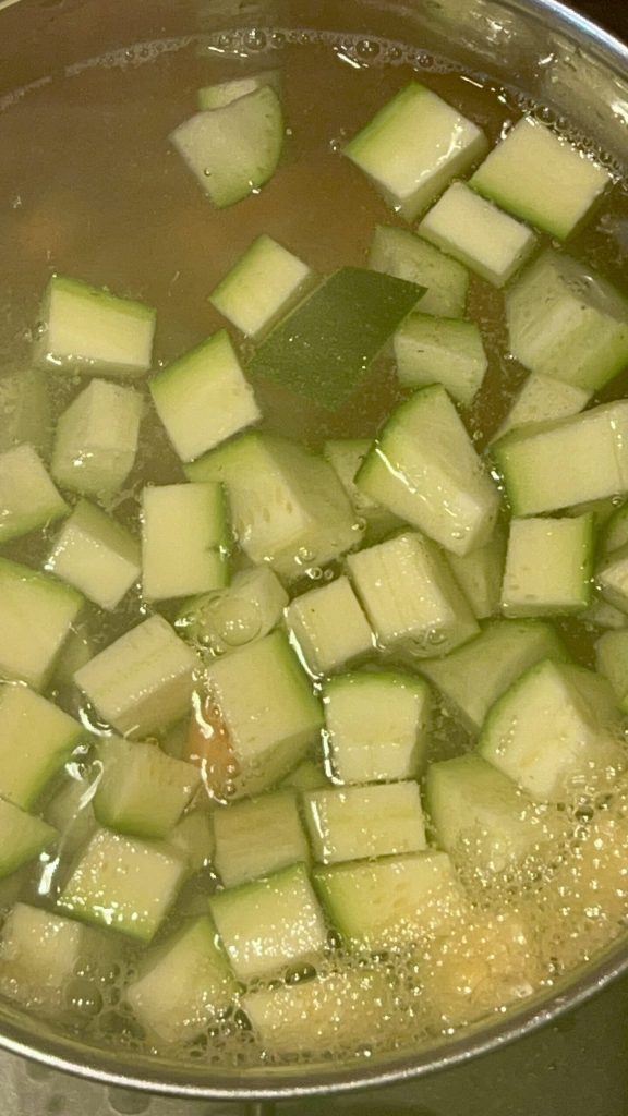 courgettes, pommes de terre et carottes en train de cuire dans l'eau bouillante