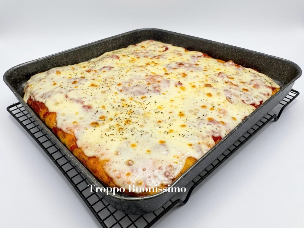 Pizza haute et super moelleuse en plaque prête en 2 heures, pâte facile