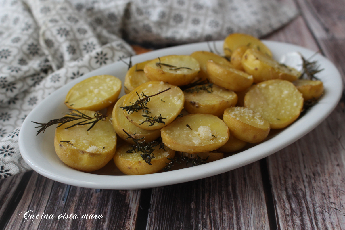 Pommes de terre nouvelles rôties au thym et au romarin