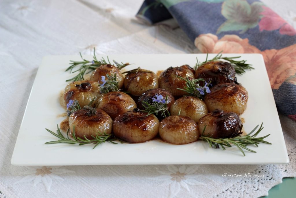 Cipolline borettane rôties caramélisées en casserole avec romarin frais.