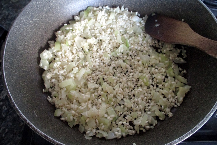 Préparation du risotto radicchio et noix végétalien, Mangia senza Pancia