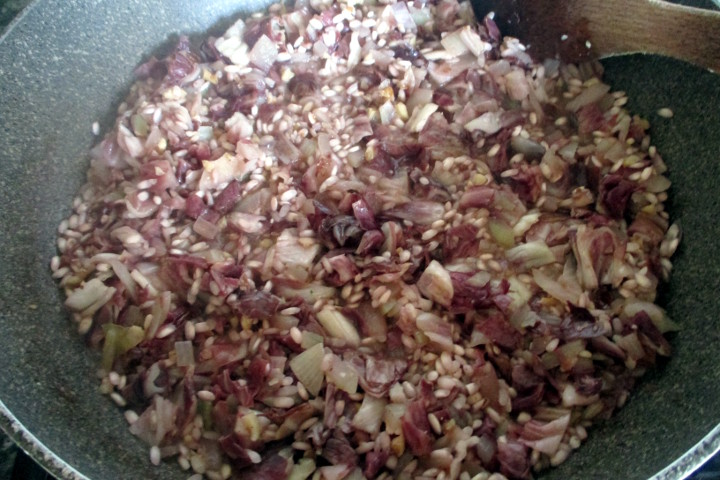 Préparation du risotto radicchio et noix végétalien, Mangia senza Pancia