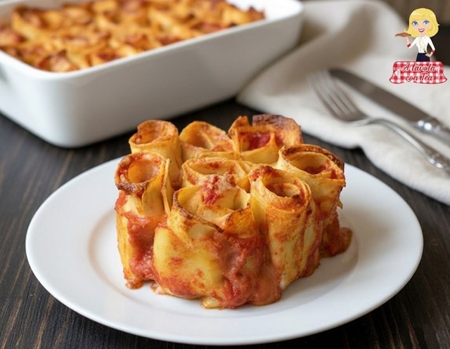 Roses de pâtes au four avec mozzarella et tomate