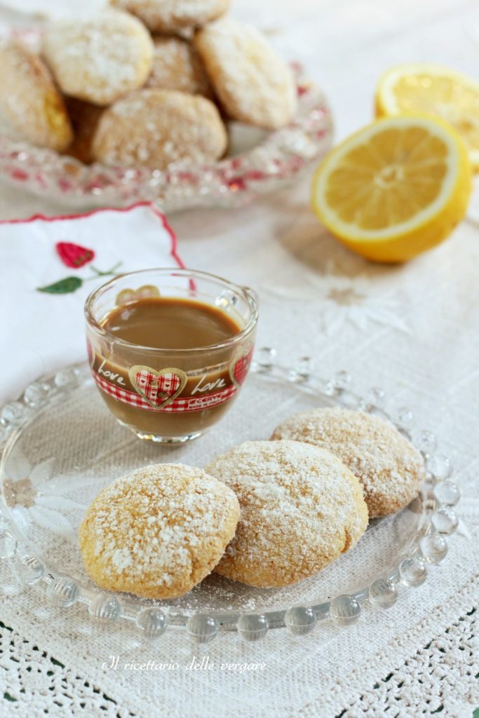 Détail des sablés dorés au citron saupoudrés de sucre glace avec effet craquelé
