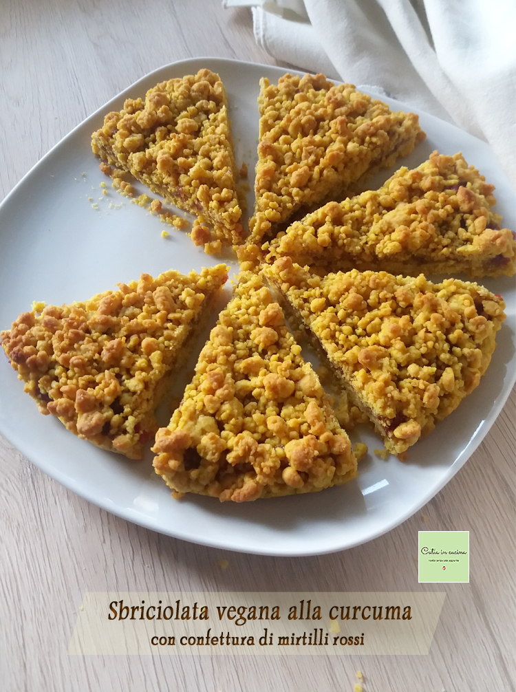 sbriciolata végane à la curcuma garnie de confiture de canneberges