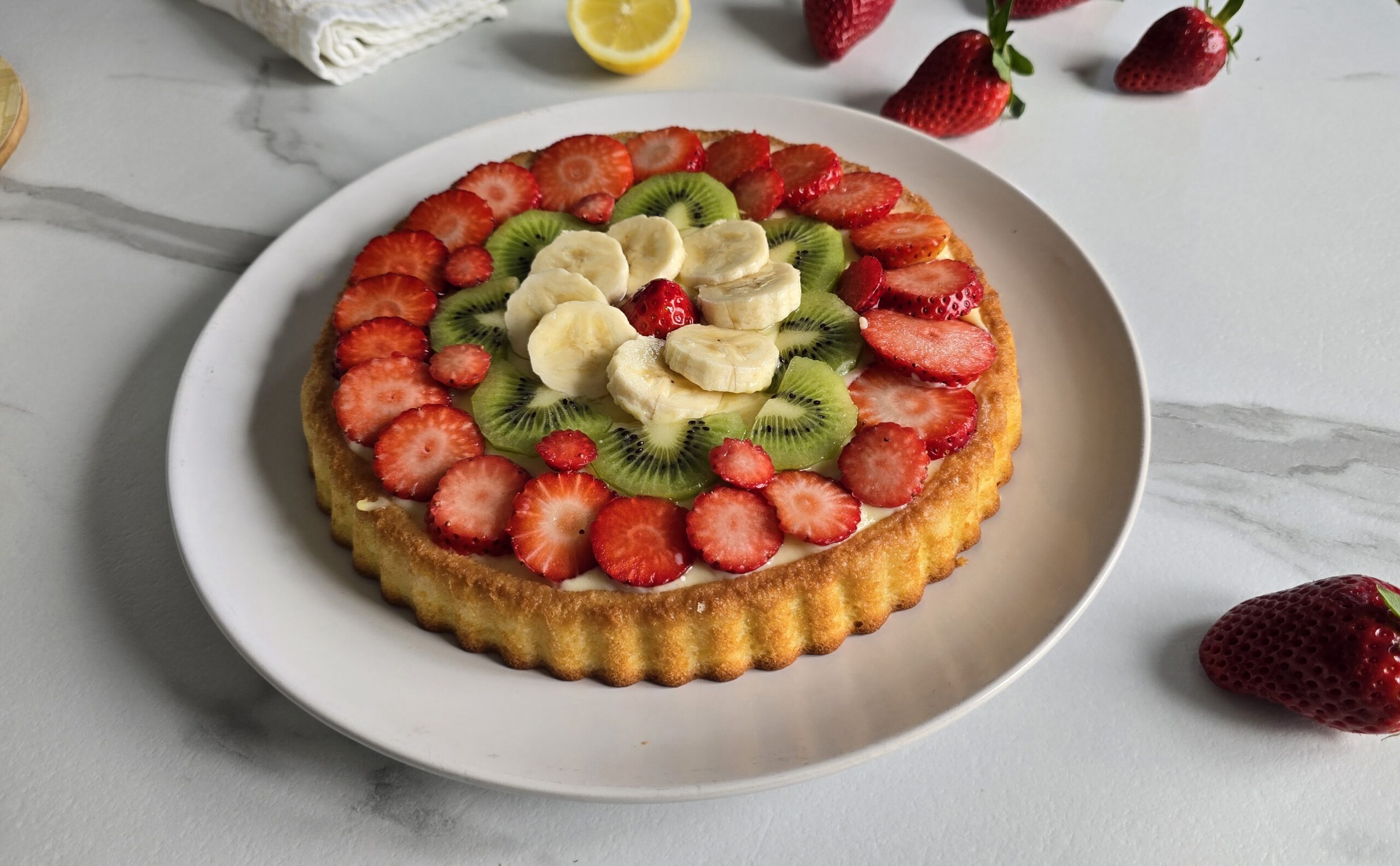 Tarte moelleuse à la crème et aux fruits frais de saison