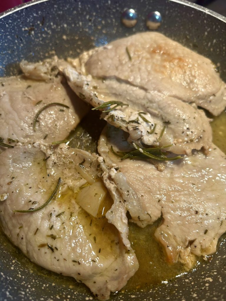 tranches de filet de porc tendres à la poêle avec sauce et aromates
