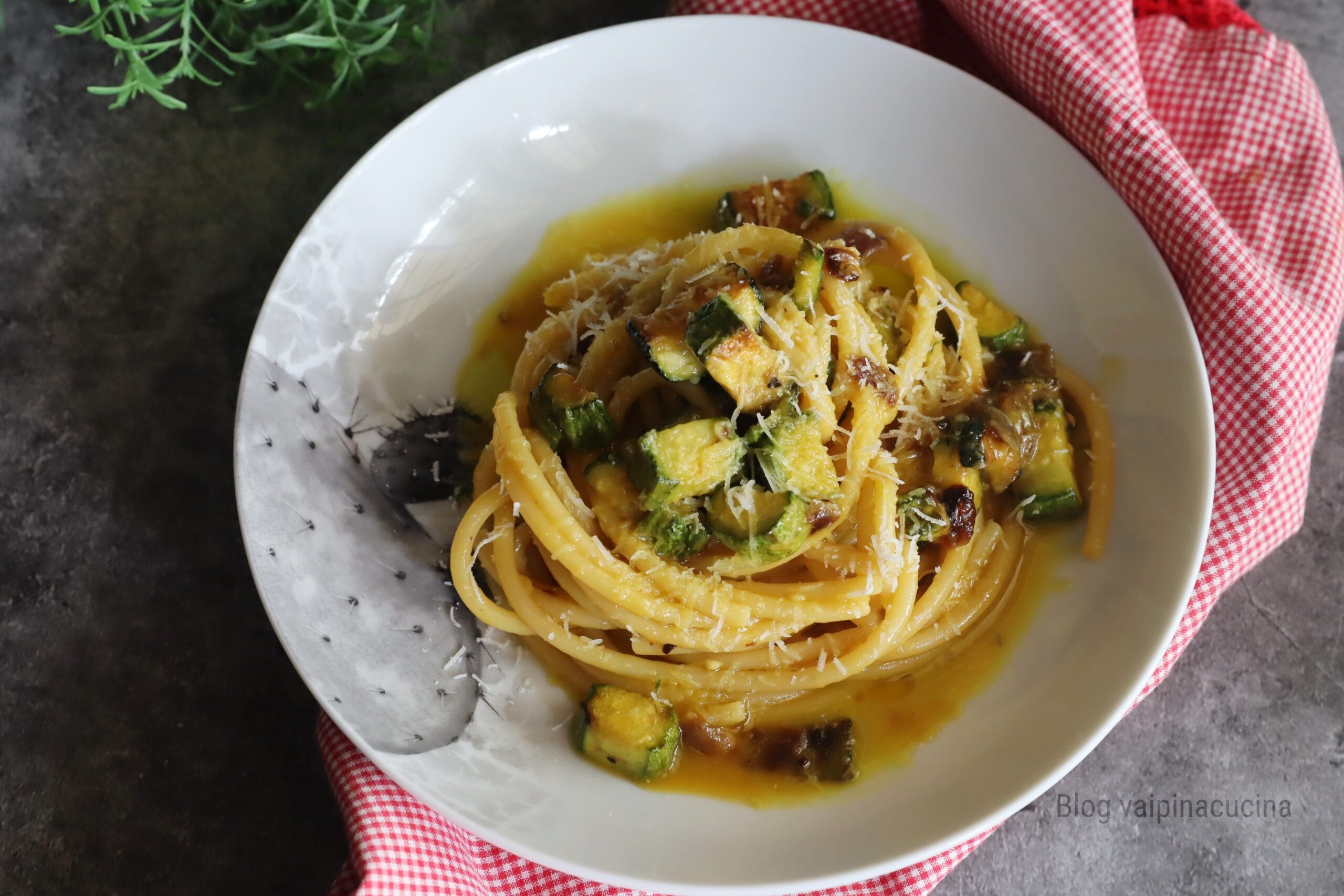 Bucatini a la carbonara de calabacín