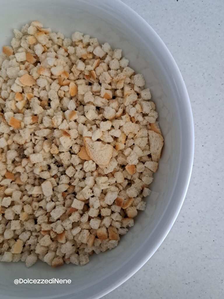 Bolas de pan con hierbas en caldo