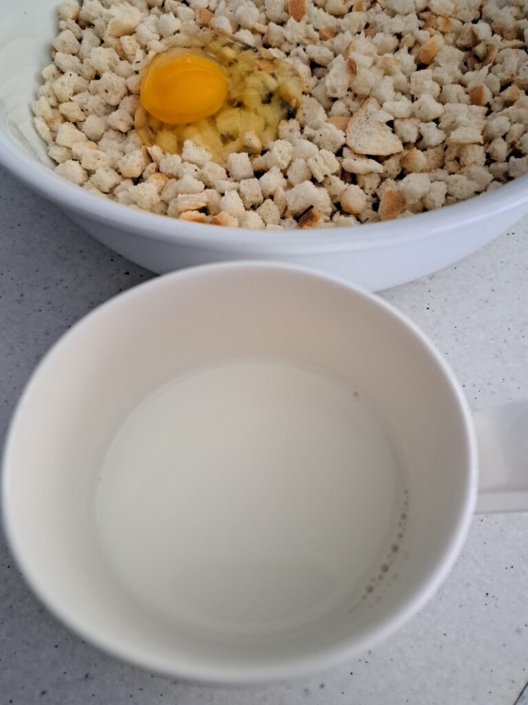 Bolas de pan con hierbas en caldo