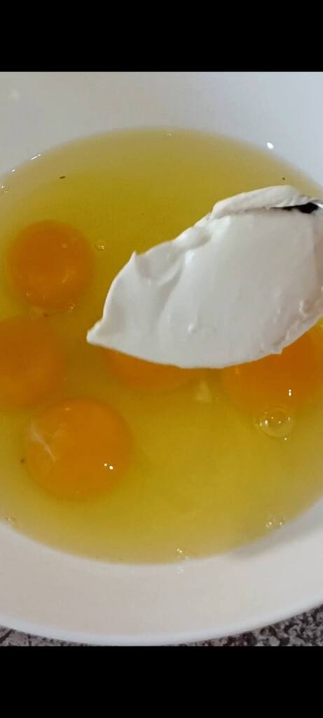 Batimos los huevos con la ricota y el parmesano