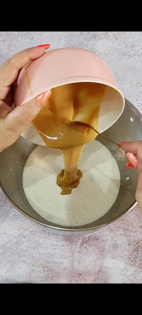 Montamos nata, leche condensada, miel ricotta
