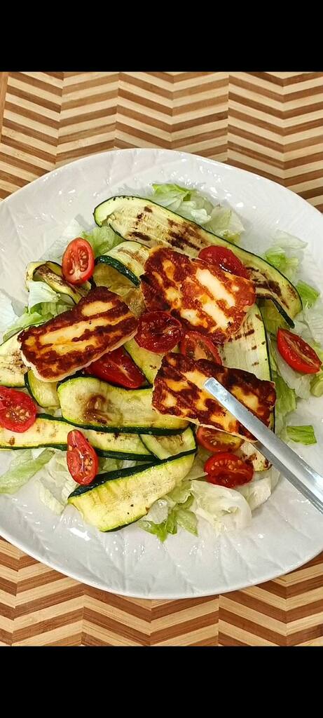 Colocamos las verduras y el queso en un plato de servir aderezándolo con la emulsión preparada