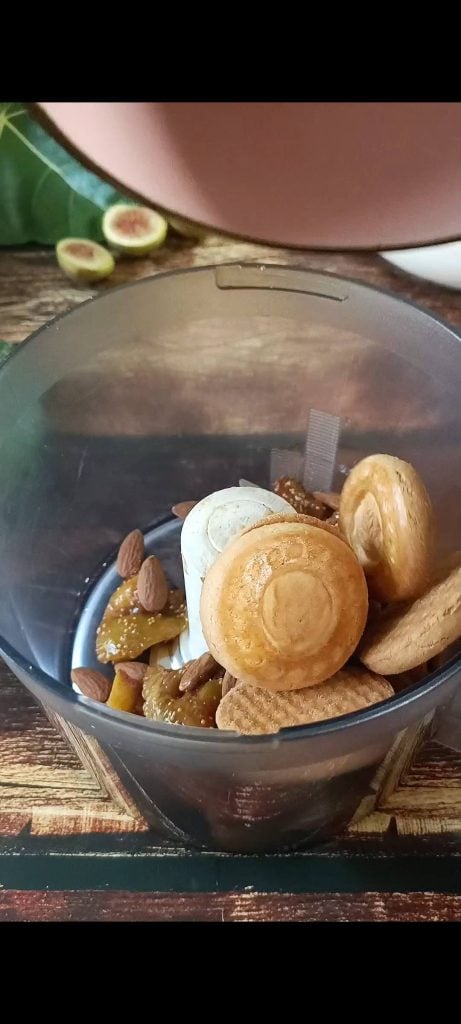Los trituramos con almendras y galletas