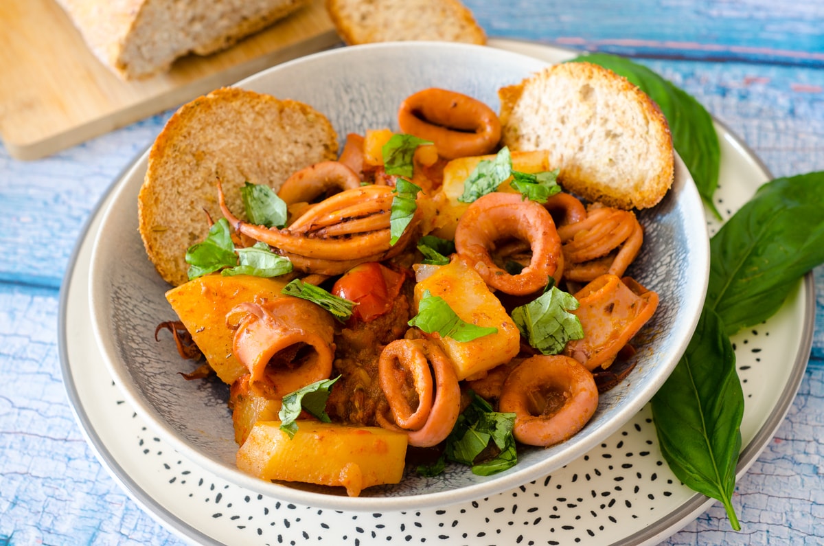 Calamares con patatas y tomatitos guisados