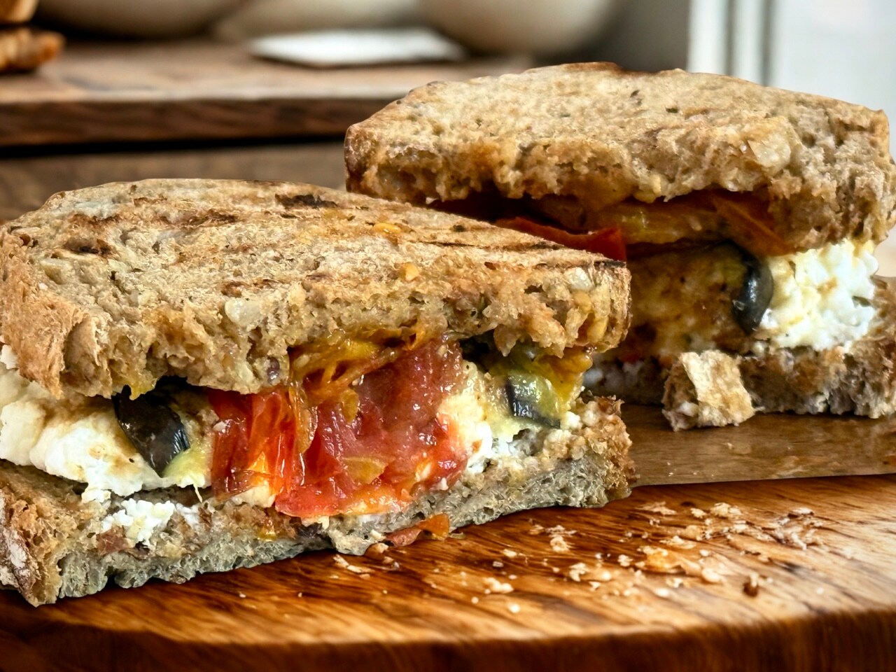 BOCADILLO CON PARMIGIANA Y TOMATITOS CONFIT