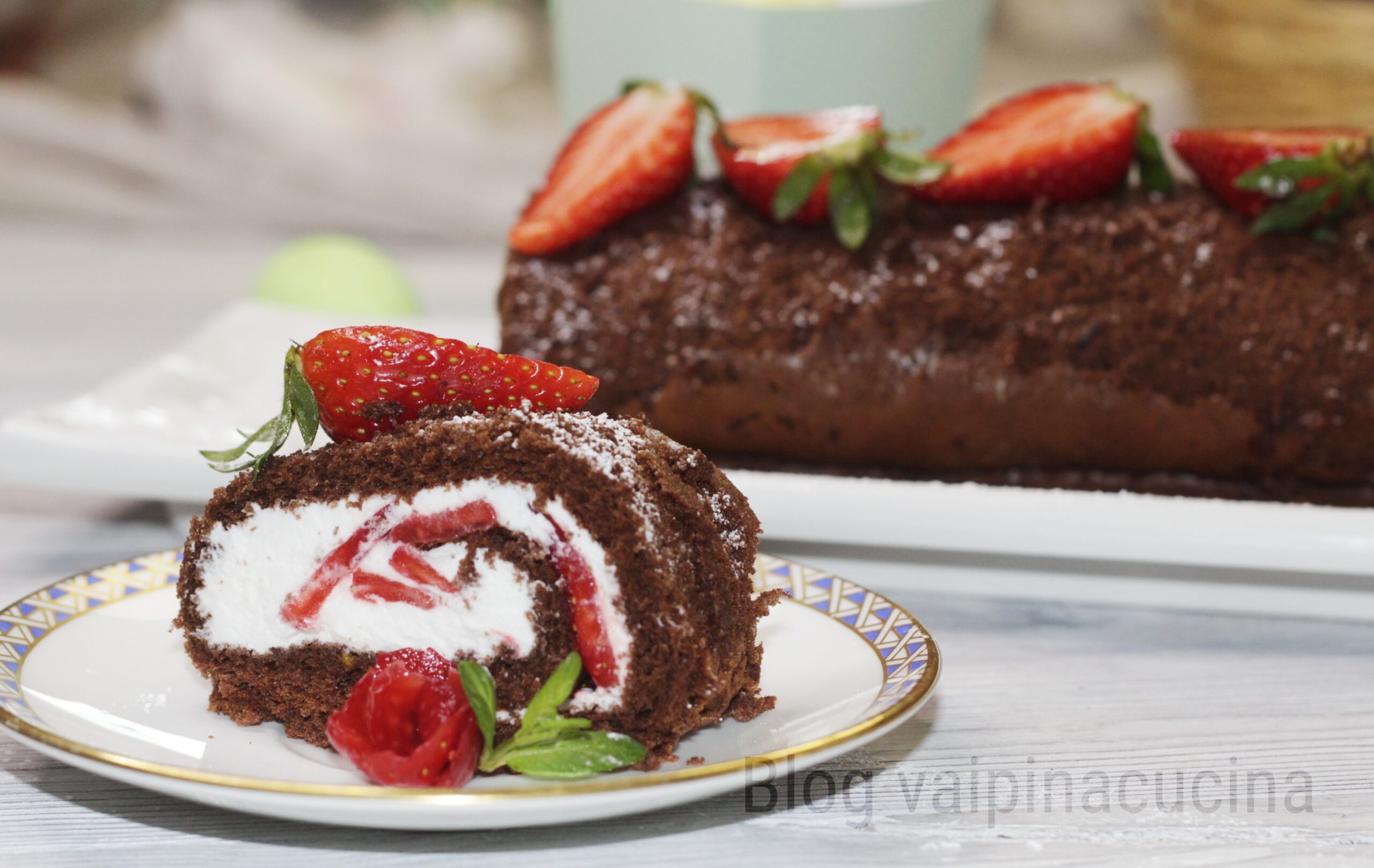 Rollo de chocolate con nata y fresas