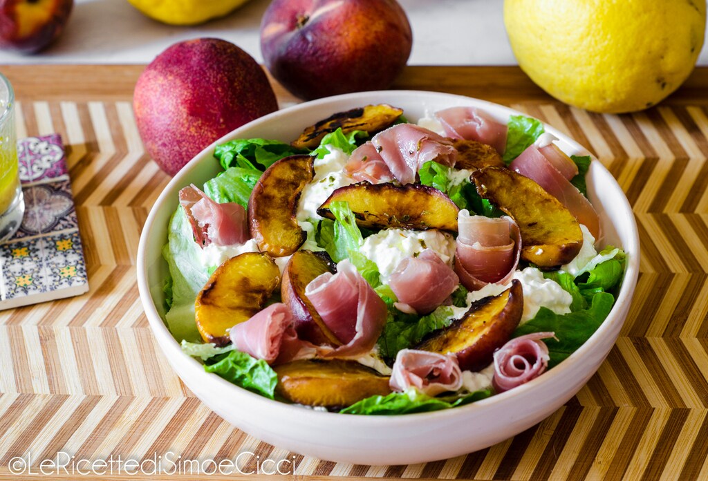Ensalada de verano con melocotones a la parrilla y jamón