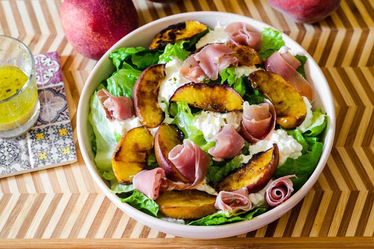 Ensalada de verano con melocotones a la parrilla y jamón