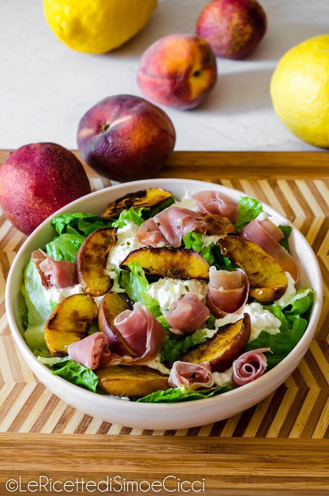 Ensalada de verano con melocotones a la parrilla y jamón