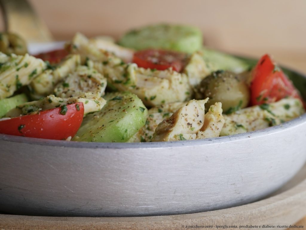 Ensalada de pollo ligera con pepinos, tomates cherry y salsa verde | receta fresca y sabrosa