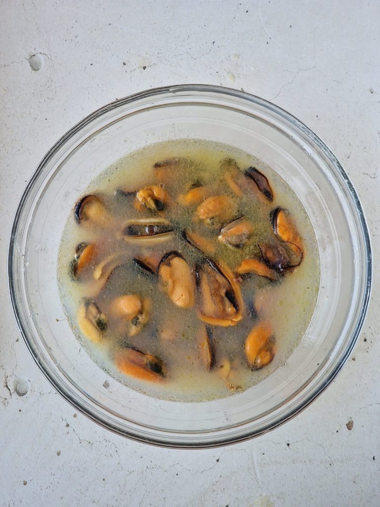 Espaguetis con mejillones y flores de calabacín