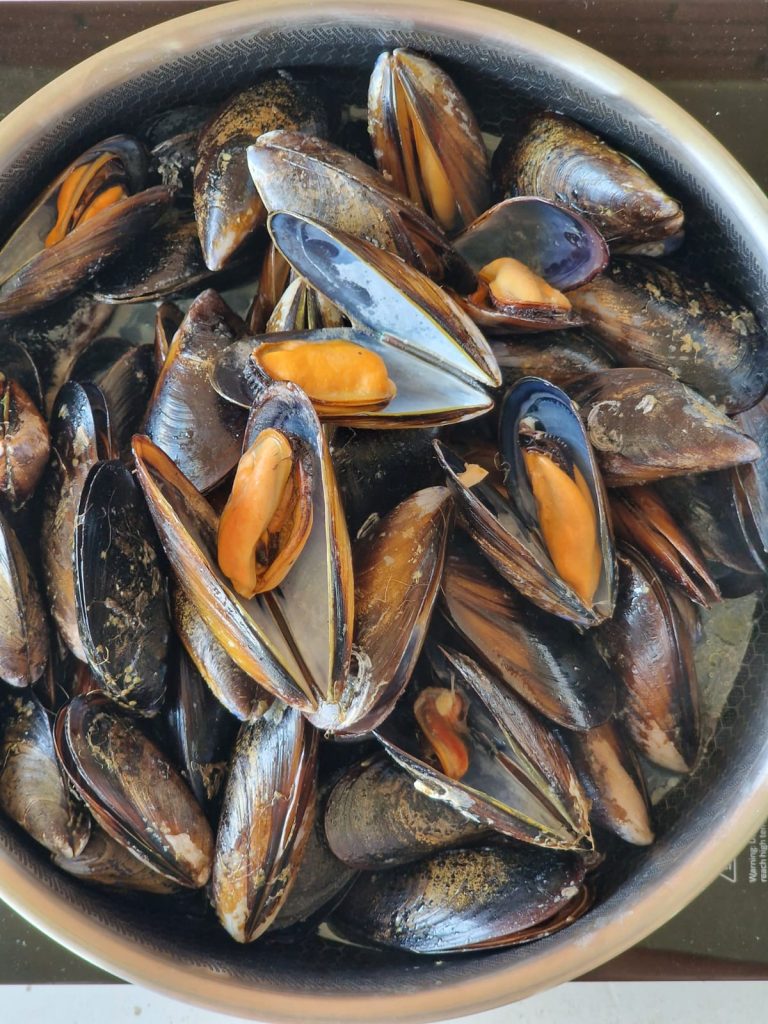 Espaguetis con mejillones y flores de calabacín