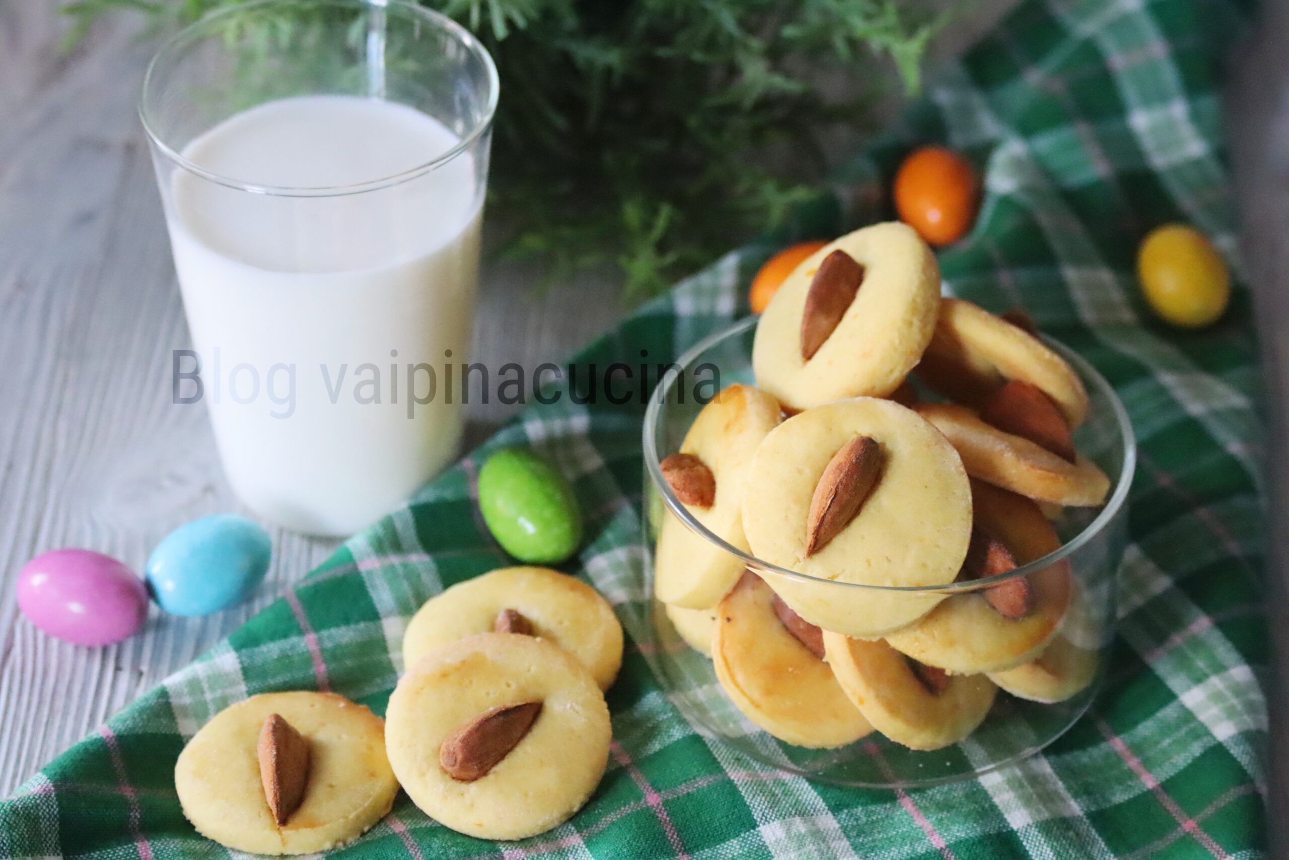 Galletas de almendra y zumo de naranja