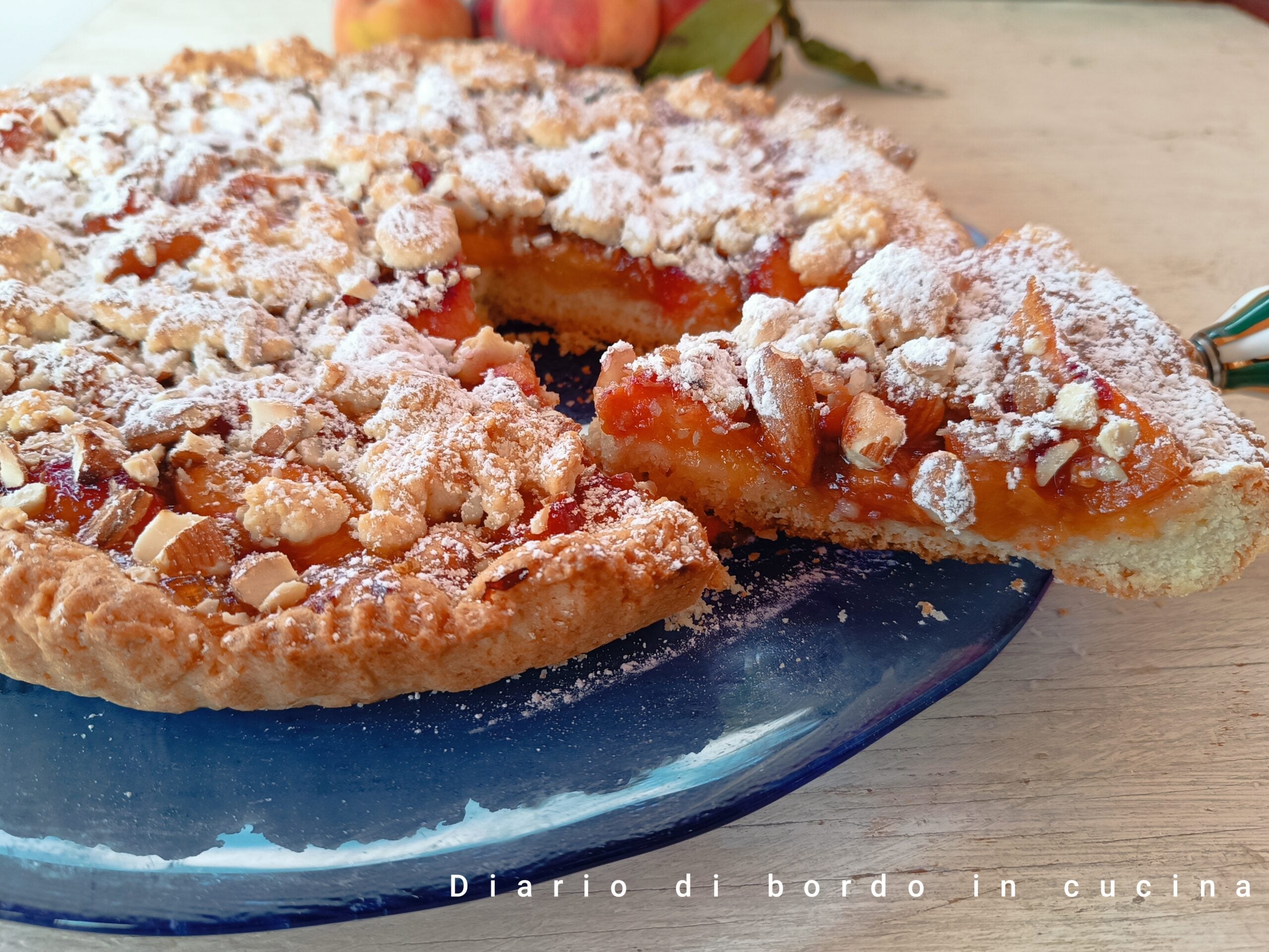 Tarta de melocotón con crumble de almendra