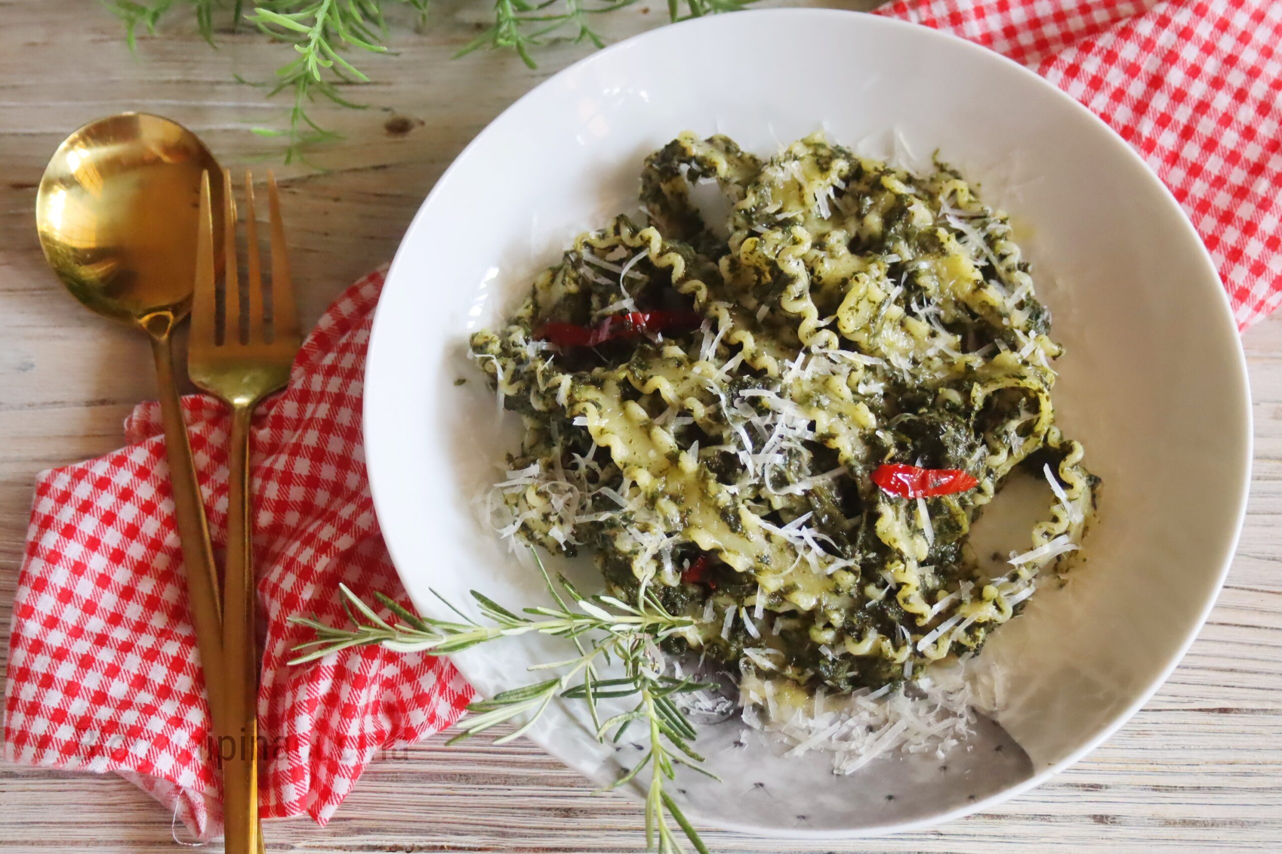 Pasta en salsa de achicoria y pecorino