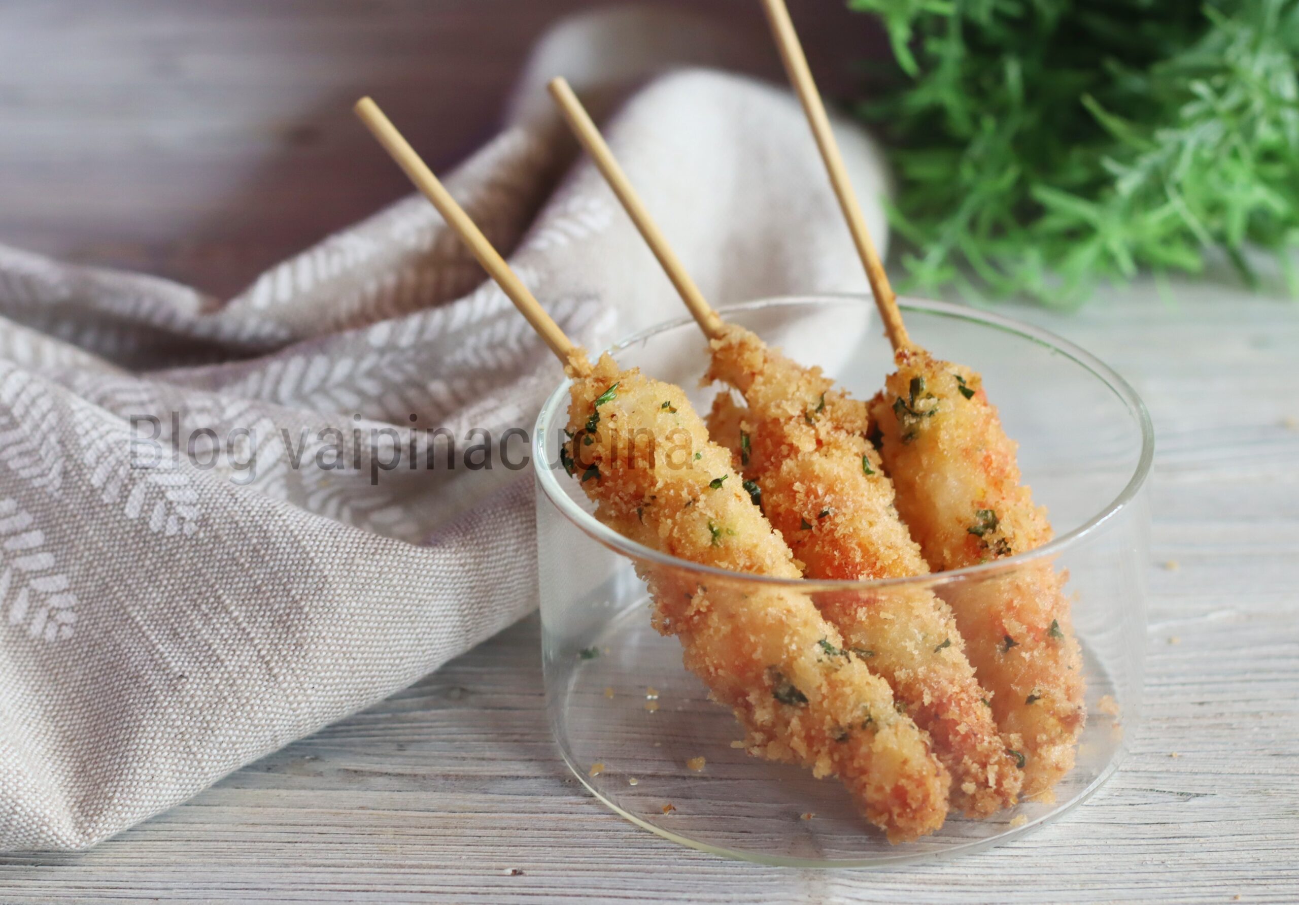 Langostinos empanados en brochetas
