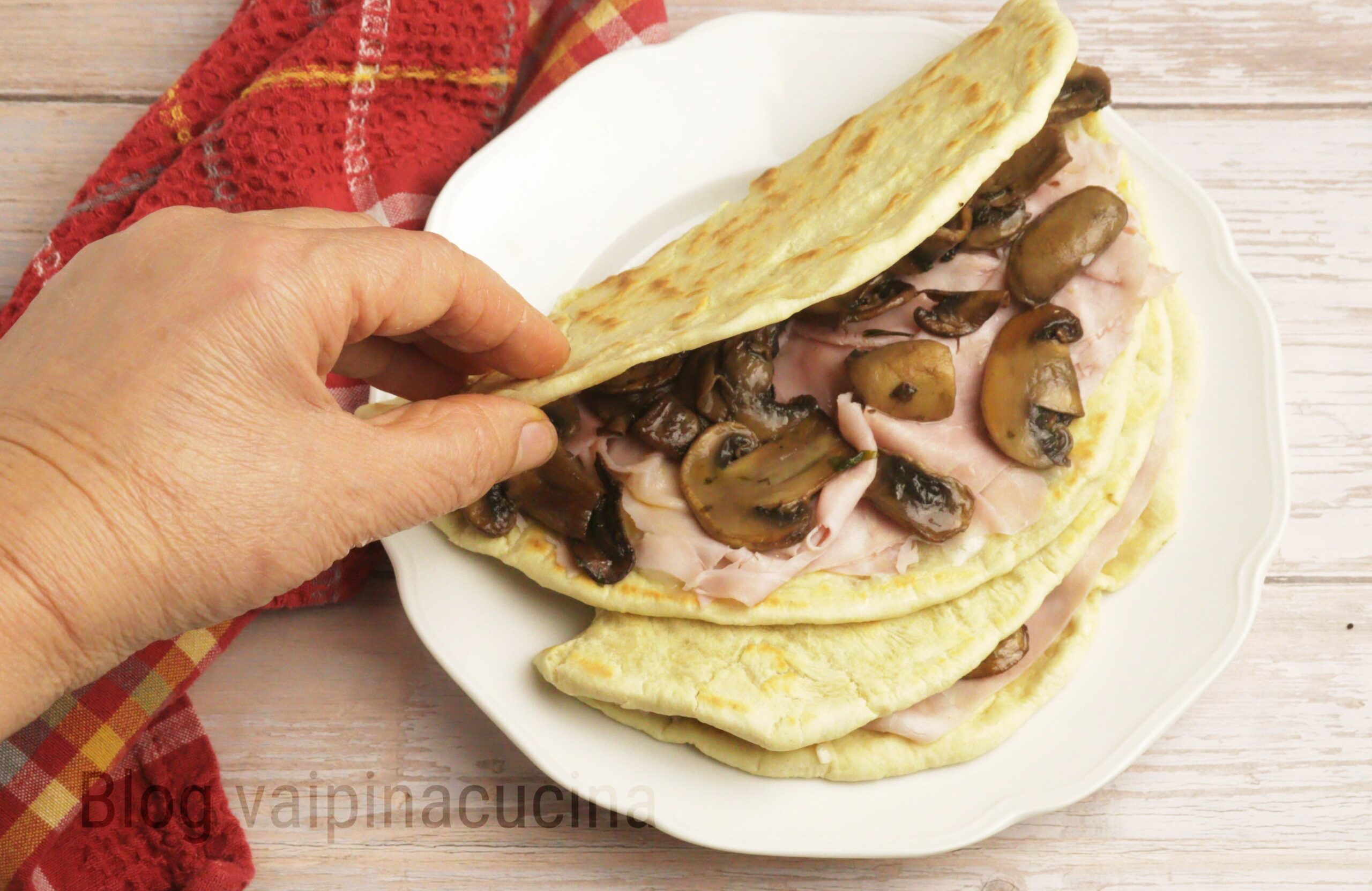 Piadina con gorgonzola, champiñones y jamón cocido