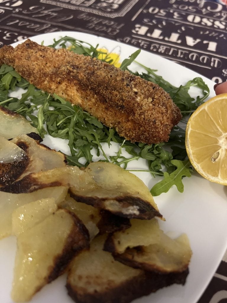 salmón y patatas en freidora de aire