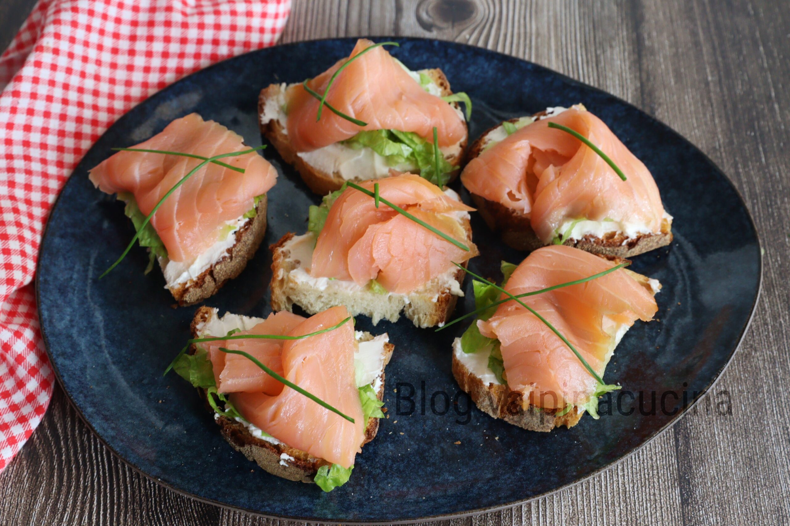 Salmón ahumado y pan casero