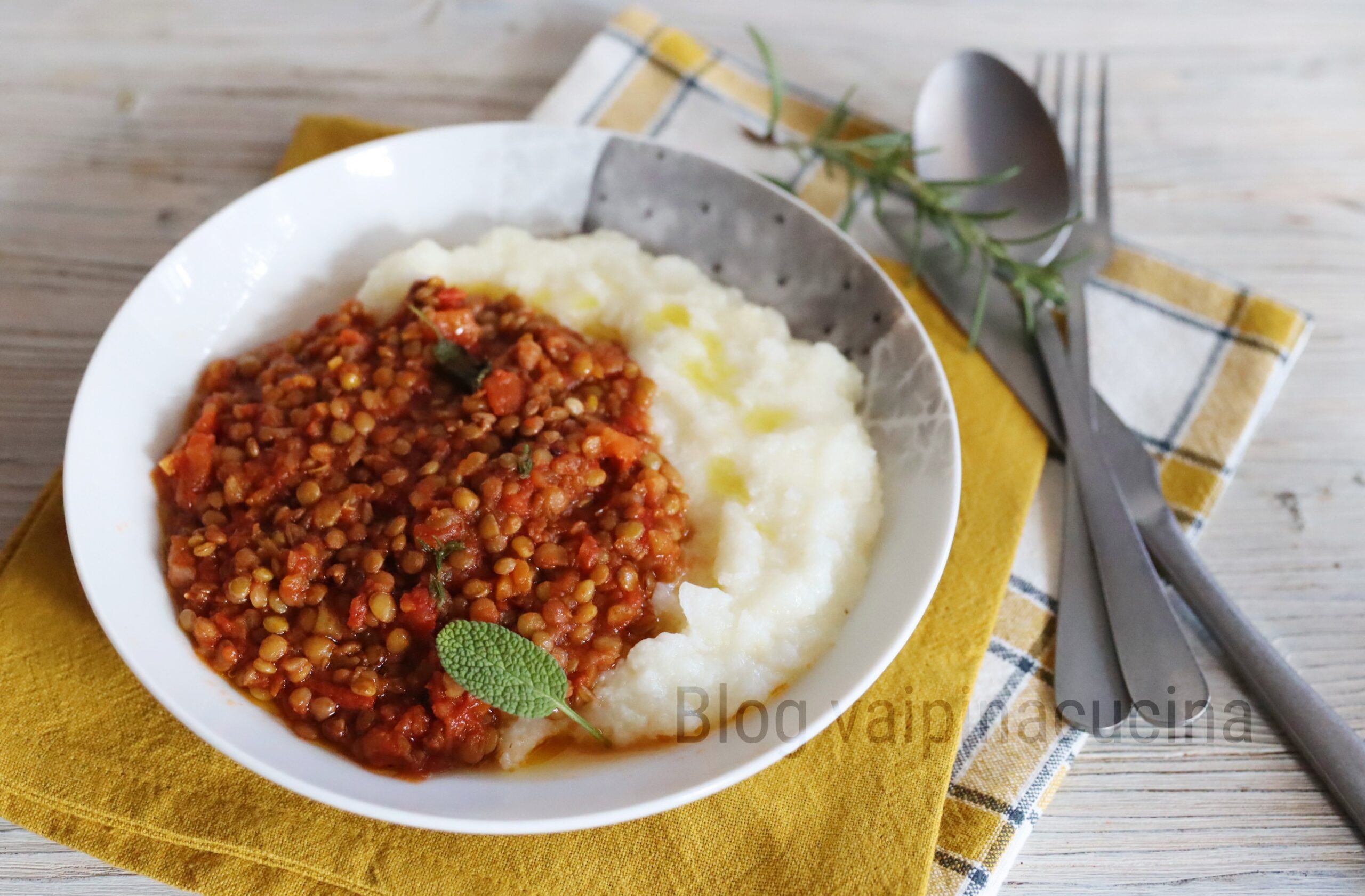 Polenta blanca con ragú de lentejas
