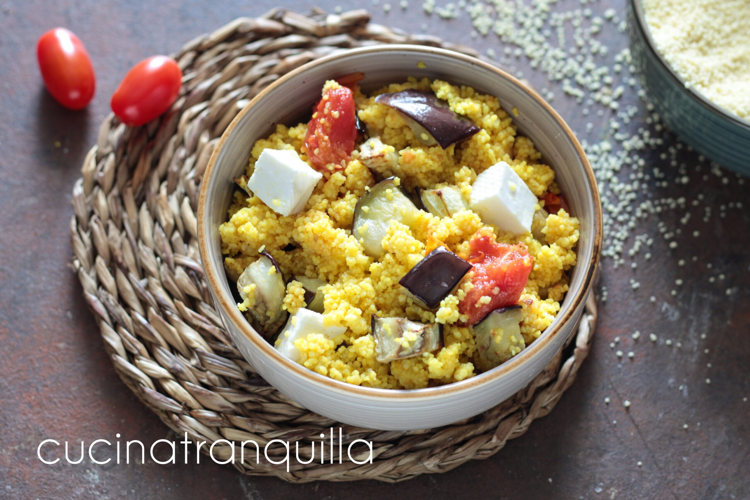 Cuscús a la cúrcuma con berenjenas y tomatitos