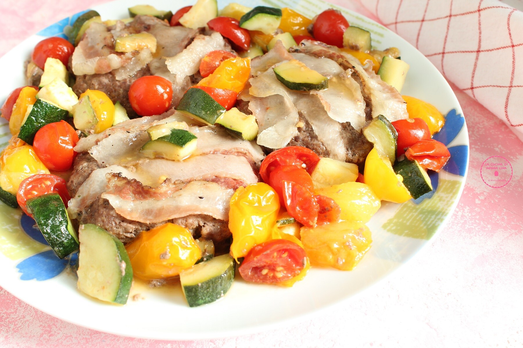 Hamburguesa con verduras y panceta