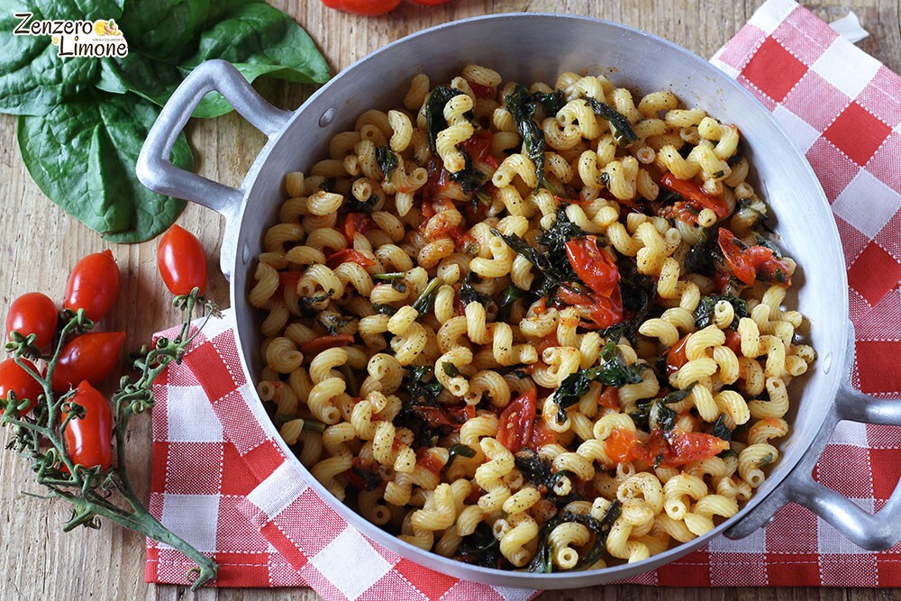 Pasta con espinacas y tomatitos
