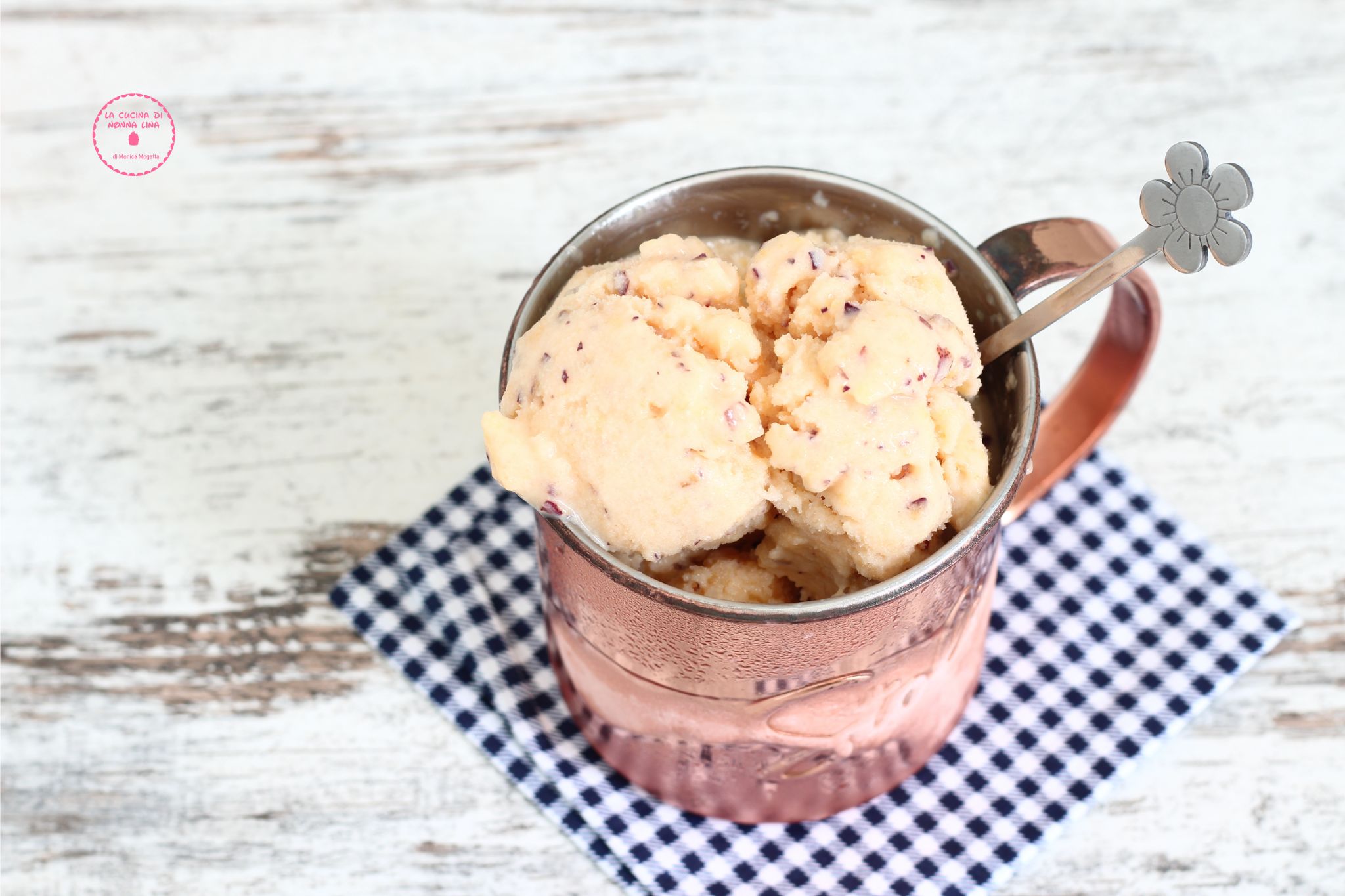 Helado de melocotón y melón con leche condensada