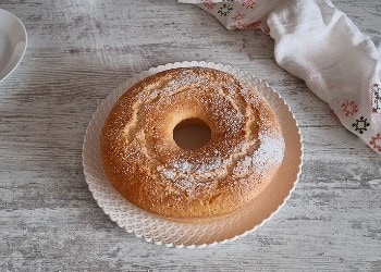 espolvorear el azúcar glas sobre la rosca