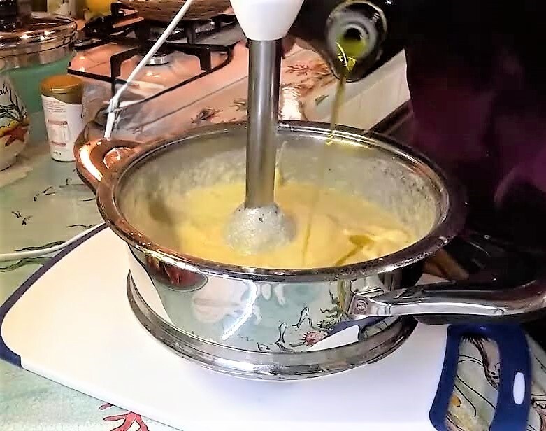 Salmón en papillote sobre crema de apionabo