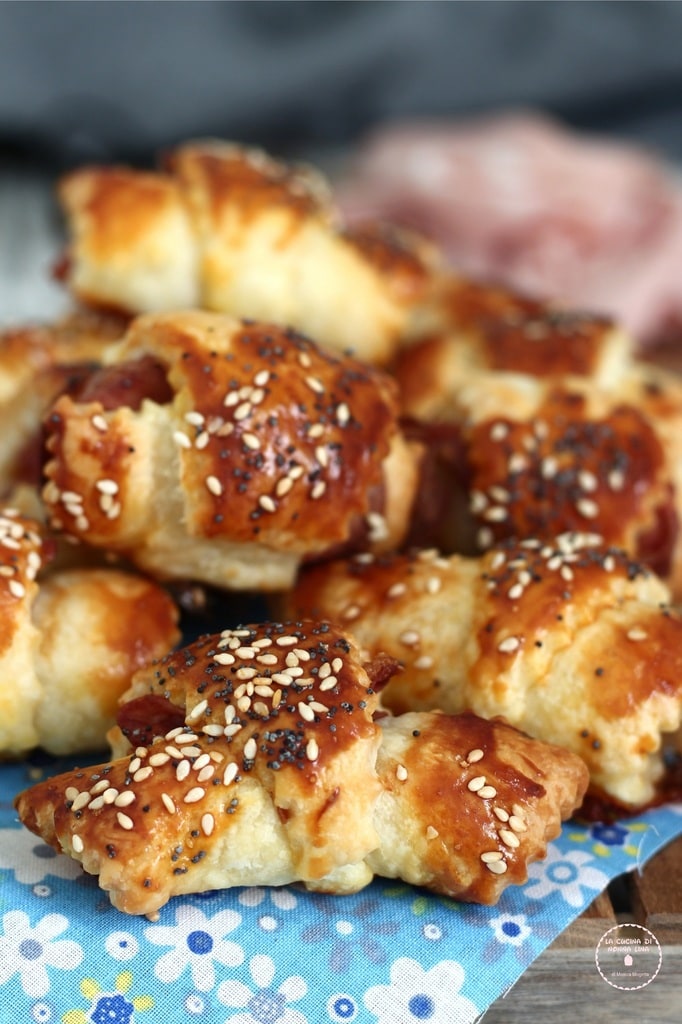 Croissants salados con mortadela